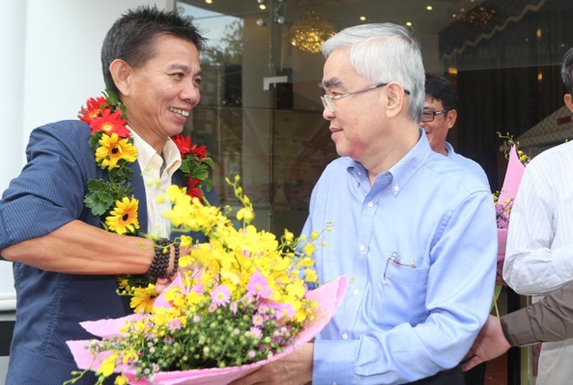 Chủ tịch VFF ra đón U19 Việt Nam.