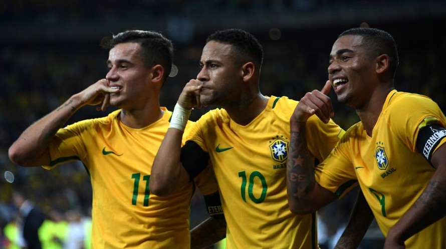 Neymar ăn mừng bàn thắng cùng các đồng đội.
