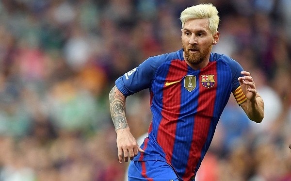 Messi hoãn kế hoạch gia hạn với Barcelona.
