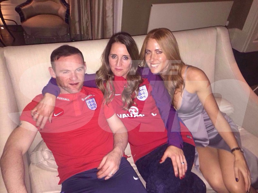 Wayne Rooney lả lướt với 2 người đẹp lạ mặt.