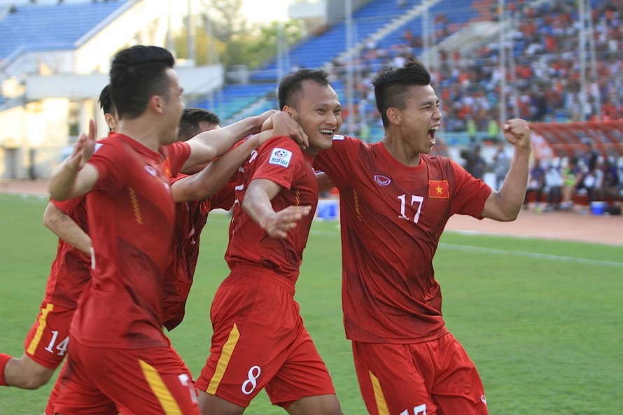 Các cầu thủ Việt Nam ăn mừng bàn mở tỷ số. Ảnh: Nguyên Phong.