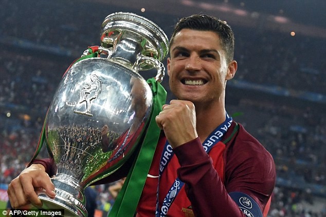 Ronaldo giành giải Cầu thủ xuất sắc nhất năm 2016 do tạp chí World Soccer bình chọn.