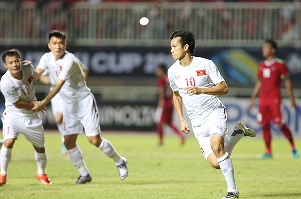 Văn Quyết đã giúp tuyển Việt Nam có một bàn thắng làm vốn trên sân khách. Ảnh: Vnexpress
