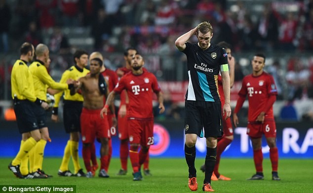 Per Mertesacker của Arsenal sa trận thua 1-5 trước Bayern năm 2015