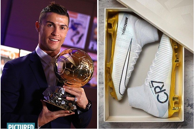 Cristiano Ronaldo nhận quà từ Nike.