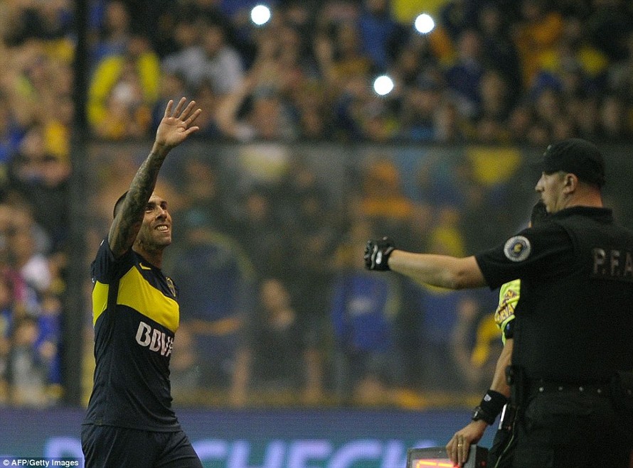 Tevez vẫy tay chào tạm biệt các CĐV Boca Juniors.