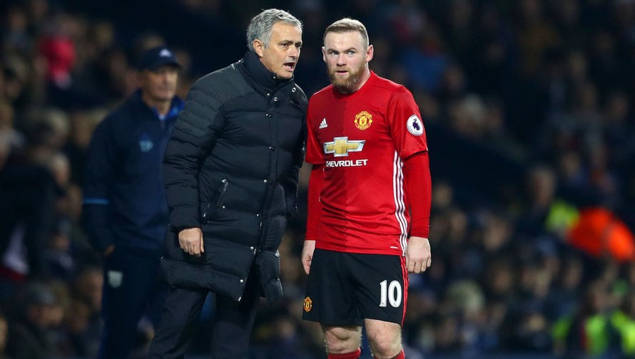 Rooney bị HLV Mourinho gạch tên vì dính chấn thương đùi.