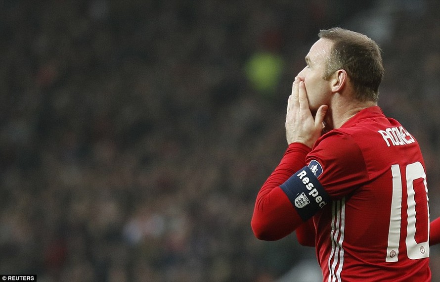 Rooney san bằng kỷ lục ghi bàn cho M.U của huyền thoại Bobby Charlton.