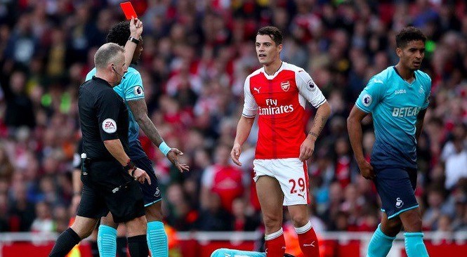 Granit Xhaka đã nhận 2 thẻ đỏ kể từ khi gia nhập Arsenal.