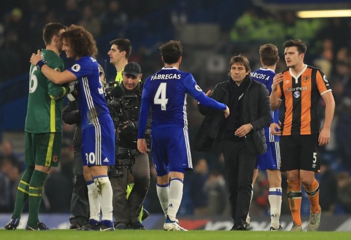 Fabregas không vui vì phải dự bị quá nhiều ở Chelsea.