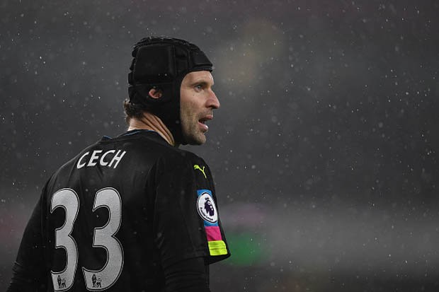 Petr Cech mắc sai lầm nghiêm trọng trong trận đấu với Chelsea.