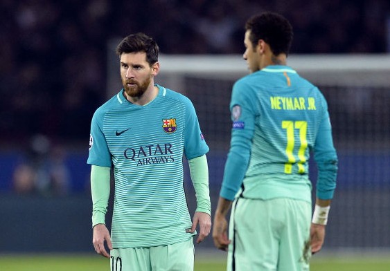 Các cầu thủ Barcelona thất vọng sau trận thua PSG.