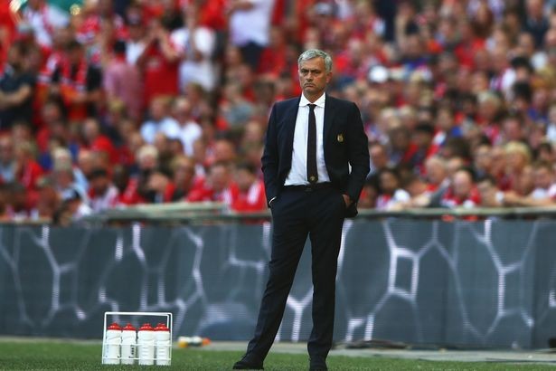 Mourinho không vui trước thái độ của các học trò trước trận.