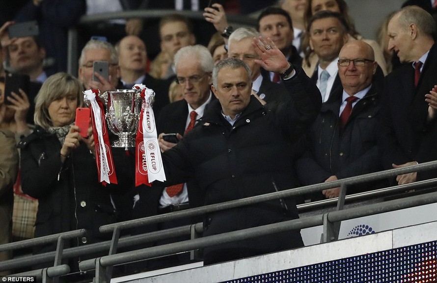 HLV Mourinho hài lòng khi cùng M.U vô địch League Cup.