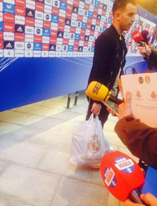 Trọng tài Jesus Gil cầm một túi đồ được Real Madrid tặng.