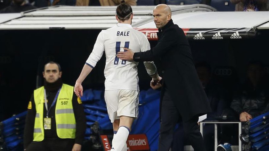 HLV Zidane thất vọng khi Bale phải nhận thẻ đỏ.