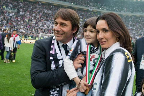 Chelsea lên kế hoạch đưa vợ con của HLV Conte tới London sinh sống.