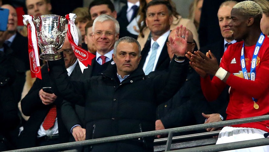 Mourinho ca ngợi CĐV M.U, dè bỉu CĐV Chelsea.