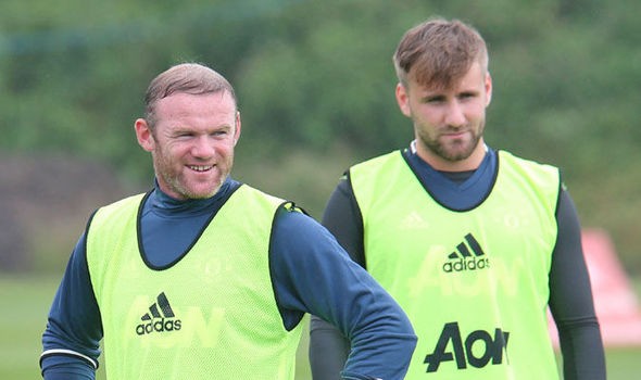 HLV Mourinho gạch tên Rooney và Shaw.