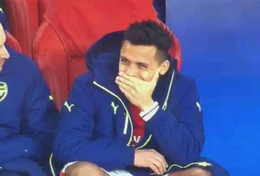 Alexis Sanchez cười vui vẻ khi Arsenal thảm bại.