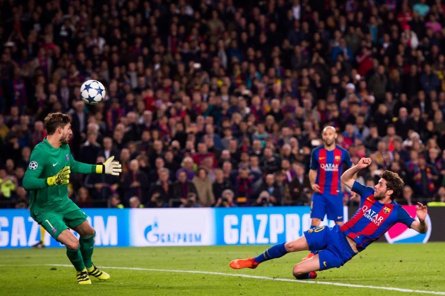Sergi Roberto ghi bàn thắng "vàng" ở phút 90+5 cho Barcelona.