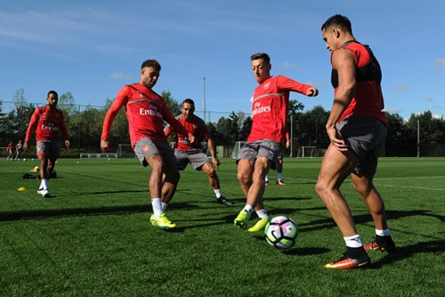 Alexis Sanchez, Alex Oxlade-Chamberlain và Mesut Ozil sẵn sàng rời Arsenal.
