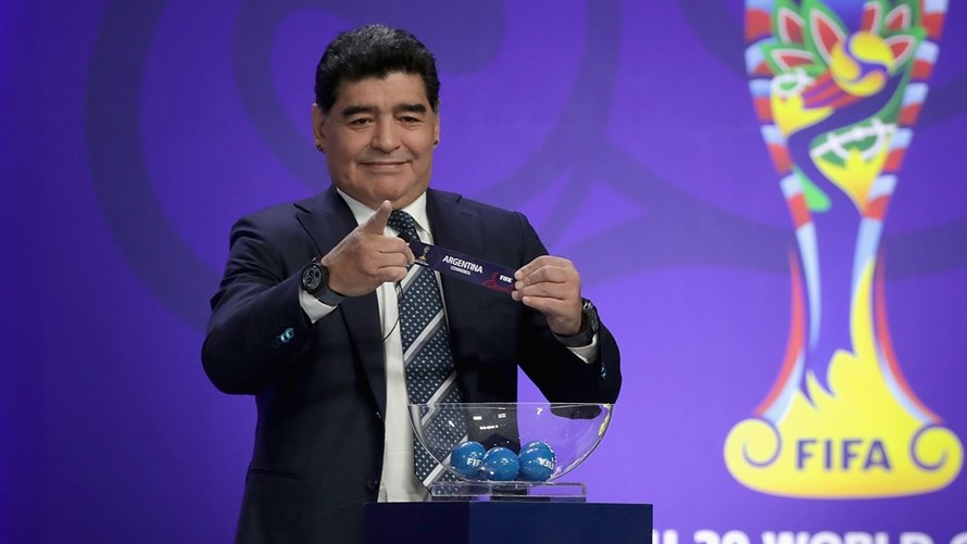 Diego Maradona vui mừng khi bốc được lá thăm có tên Argentina.