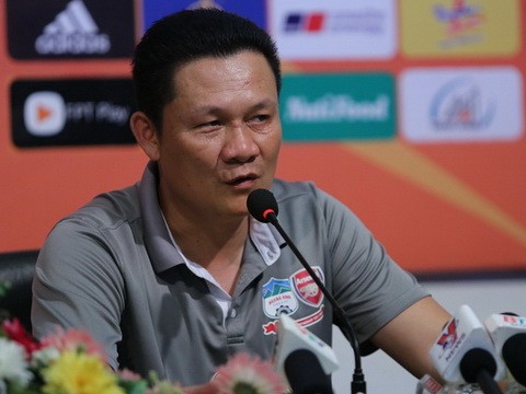 HAGL thua trận, HLV Nguyễn Quốc Tuấn đổ lỗi cho mặt sân.