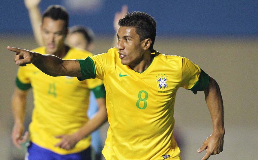 Paulinho ăn mừng cú hat-trick cho ĐT Brazil.