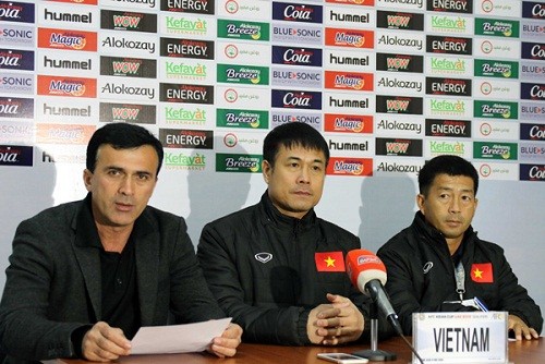 HLV Hữu Thắng tiếc vì bàn thua trước Afghanistan.