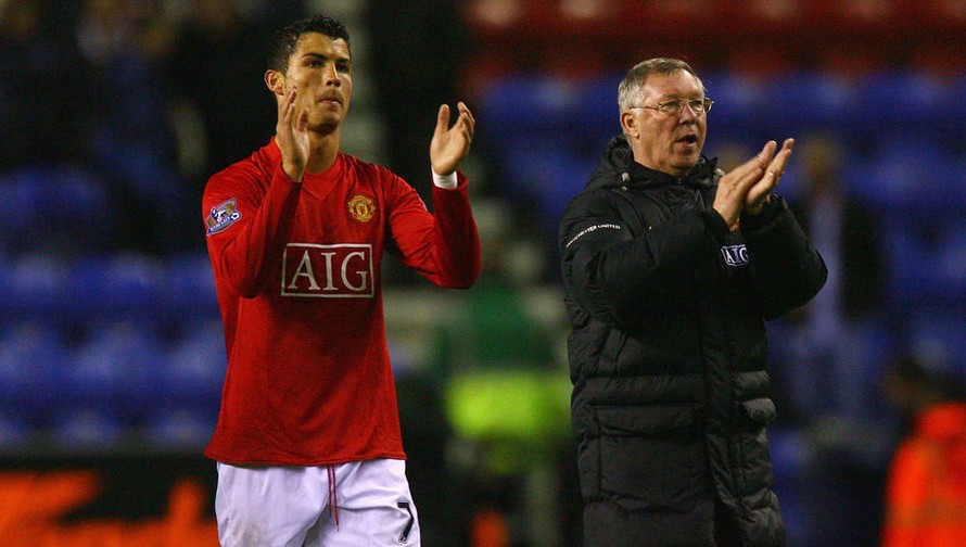 Ronaldo bị Sir Alex Ferguson “ép” mang áo số 7 ở M.U.