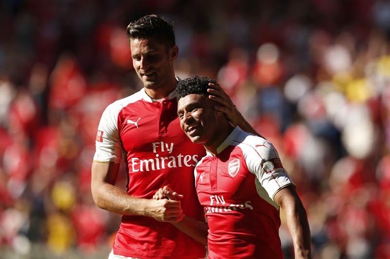 Alex Oxlade-Chamberlain và Olivier Giroud sẽ tiếp tục gắn bó với Arsenal.