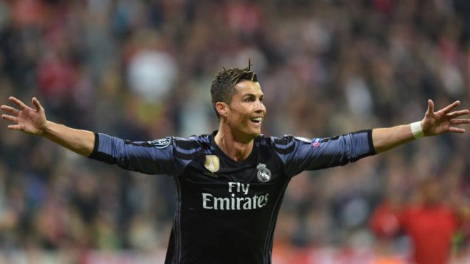 Ronaldo xác lập cột mốc 100 bàn tại Champions League.