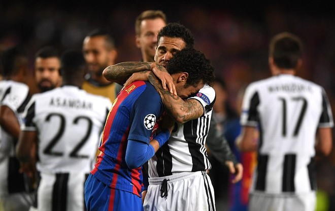 Alves tới an ủi Neymar.