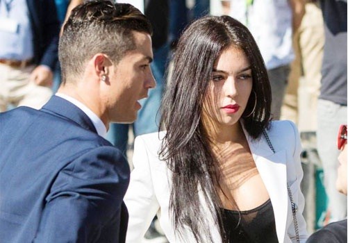 Ronaldo cấm bạn gái tổ chức tiệc.