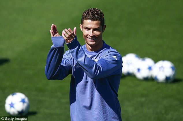 Ronaldo hướng cột mốc 400 bàn cho Real Madrid.