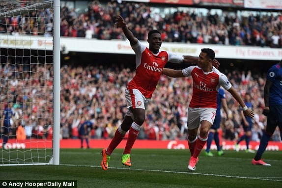 Welbeck ăn mừng bàn thắng nâng tỷ số lên 2-0 cho Arsenal.