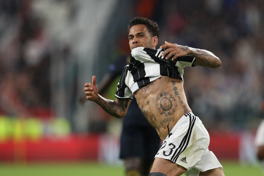 Alves lập công cho Juventus.