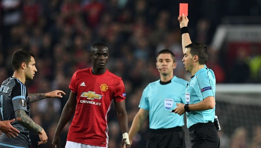 UEFA chuẩn bị điều tra hành động dẫn tới thẻ đỏ của Eric Bailly.