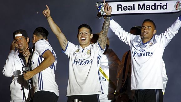 Các cầu thủ Real Madrid ăn mừng chức vô địch La Liga.