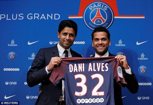 Alves bất ngờ gia nhập PSG thay vì Man City.