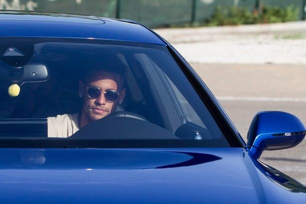 Neymar đã đến Porto để kiểm tra y tế.