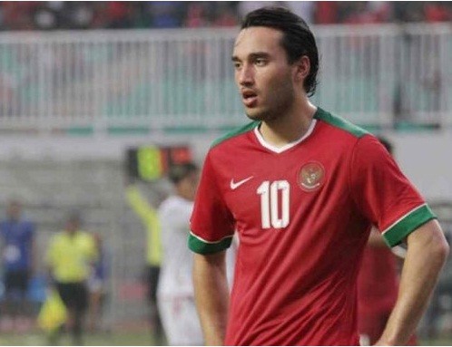 Ezra Walian được West Ham mời sang thử việc.