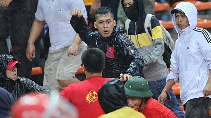 Các CĐV quá khích của bóng đá Malaysia từng gây ra nhiều vụ tấn công kinh hoàng nhắm vào các CĐV đối phương.