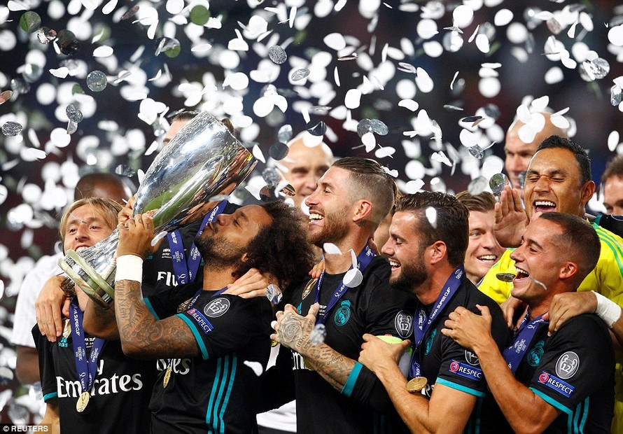 Cầu thủ Real ăn mừng chiếc Siêu Cup châu Âu thứ 4.