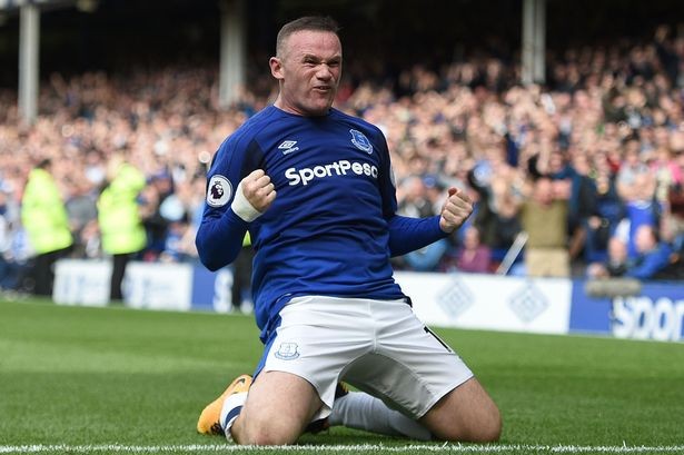 Rooney ăn mừng bàn thắng cho Everton.