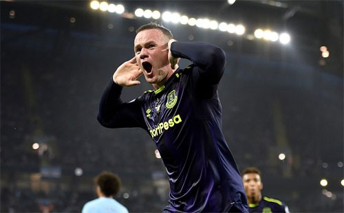 Wayne Rooney tặng bàn thắng vào lưới Man City cho CĐV M.U.