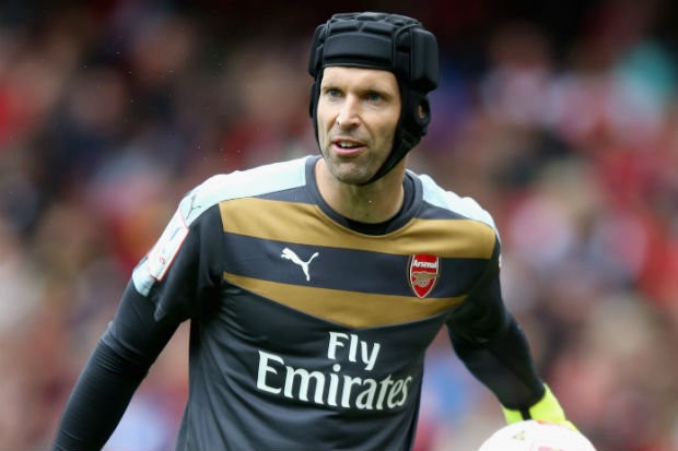 Petr Cech tỏ ra vô cùng thất vọng khi Arsenal thảm bại 0-4 trước Liverpool.