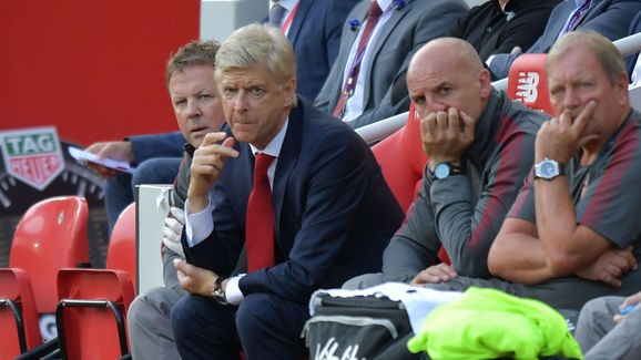 CĐV Arsenal ngày càng thất vọng về HLV Arsene Wenger.