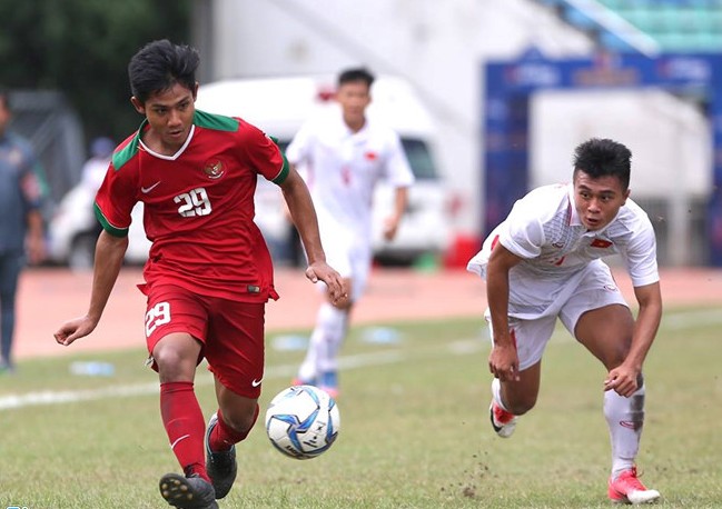 U18 Việt Nam trong trận đấu với Indonesia chiều nay. Ảnh: Zing